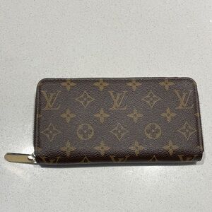Louis Vuitton Monogram Zippy Wallet